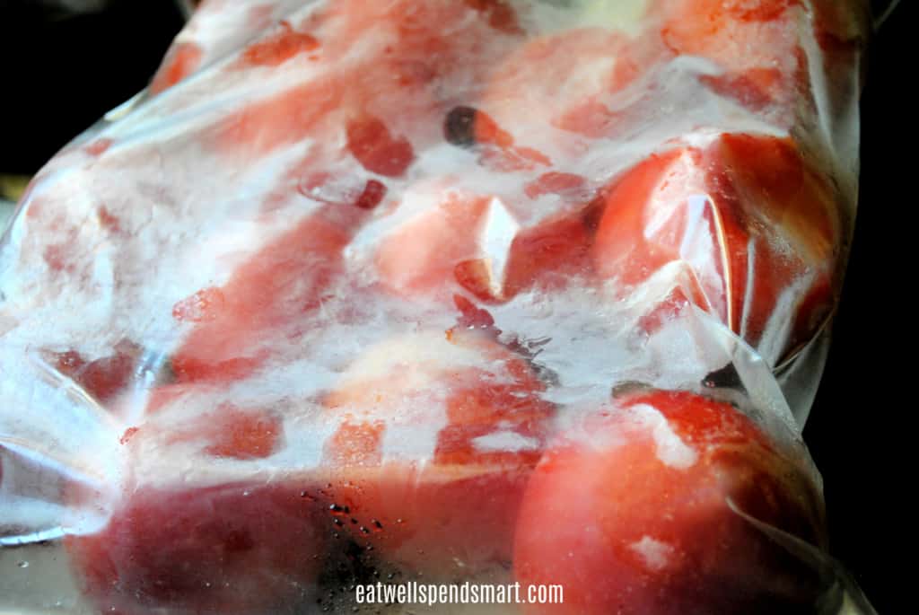 Freezing tomatoes in a freezer bag