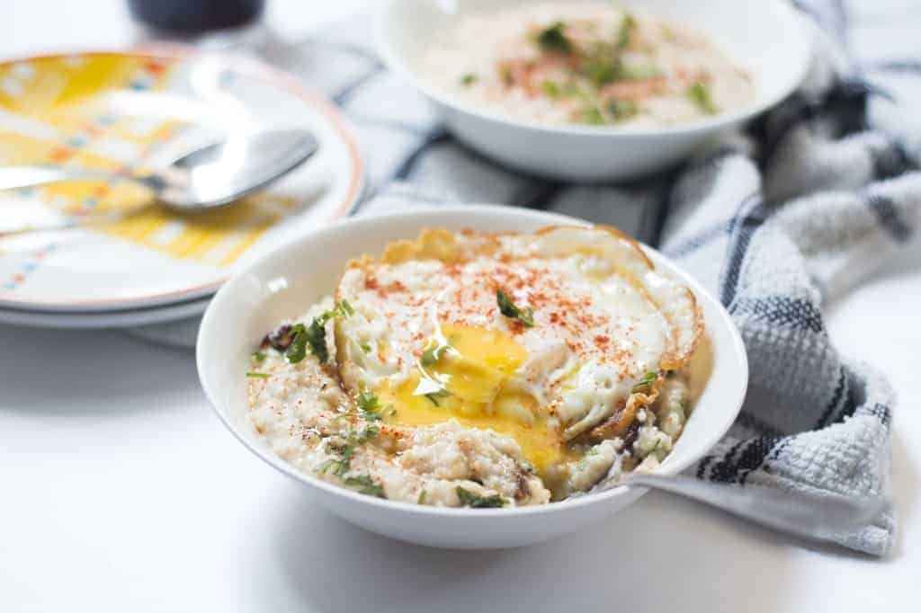 Garlic oats with a fried egg
