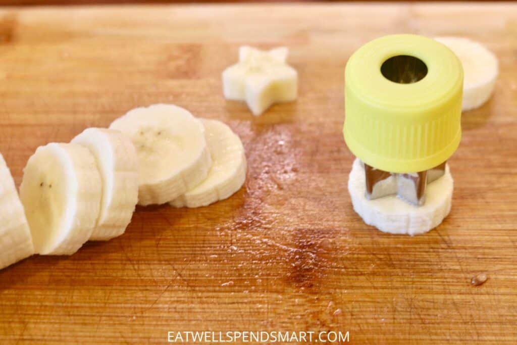 Cutting bananas into star shapes